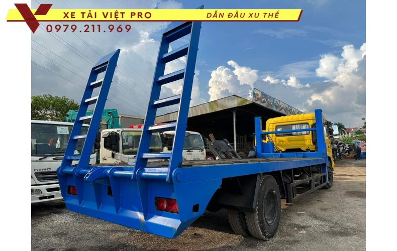 Giá xe Chenglong 2 chân nâng đầu chở máy công trình là bao nhiêu?