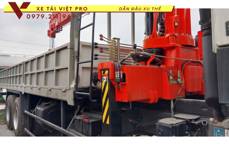 Xe tải Dongfeng 3 chân gắn cẩu Kanglim 8T