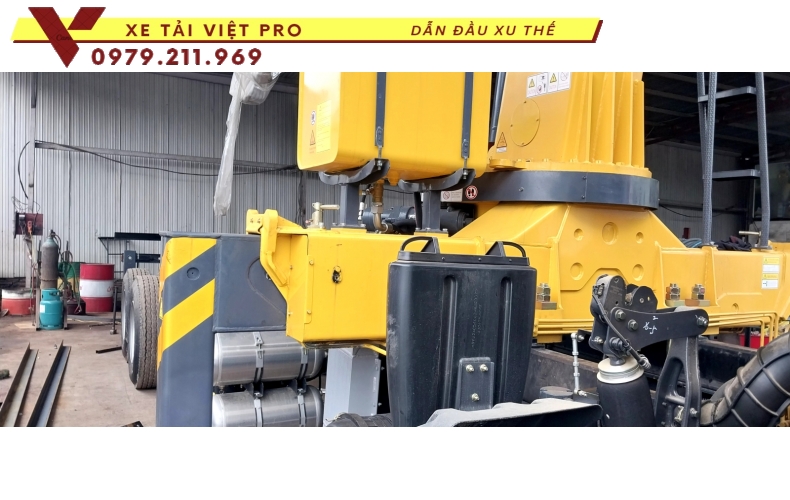 Dongfeng 3c gắn cẩu XCMG 8 tấn
