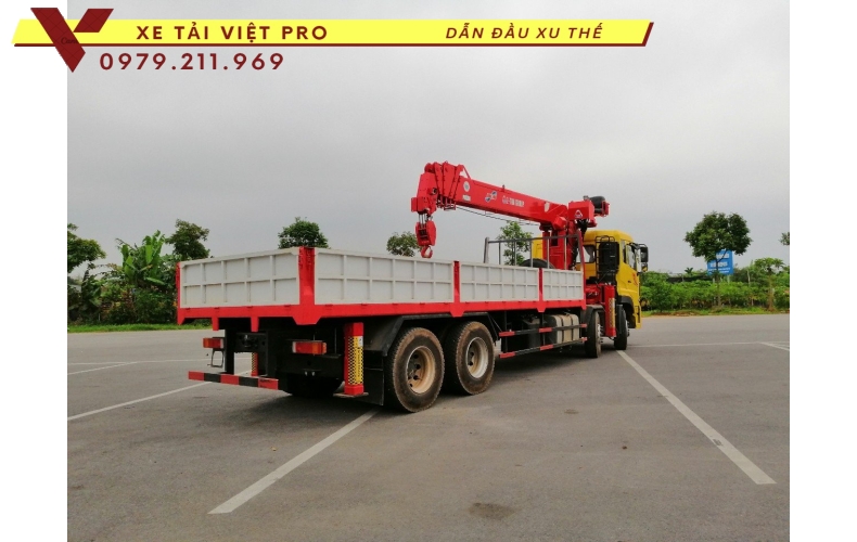 Xe tải Dongfeng 4 chân gắn cẩu Atom 14 tấn