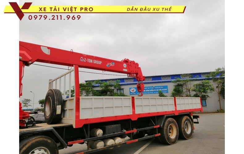 Xe tải Dongfeng 4 chân gắn cẩu Atom 14 tấn