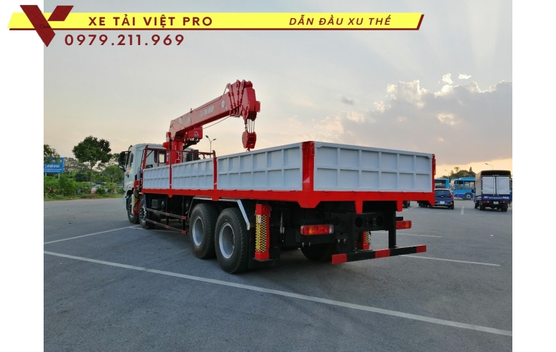 Xe tải Dongfeng 4 chân gắn cẩu Atom 14 tấn