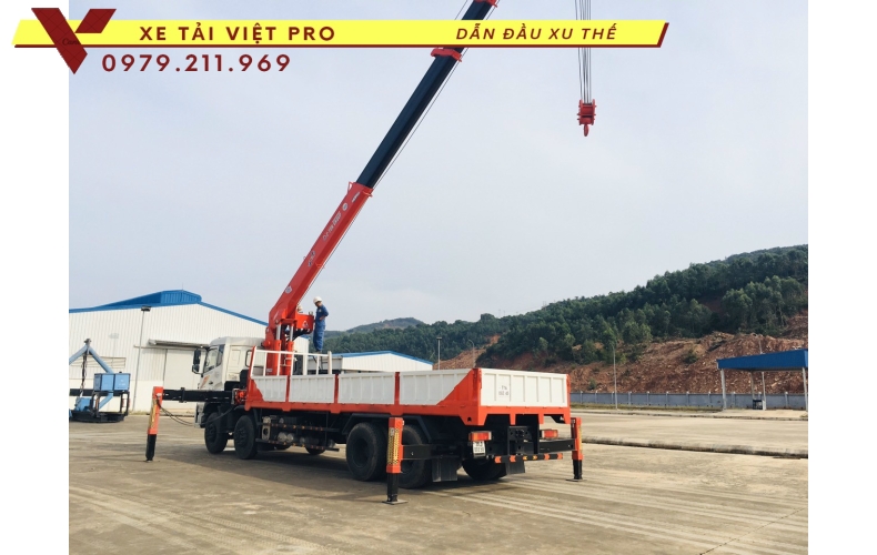 Xe tải Dongfeng 4 chân gắn cẩu Atom 12 tấn