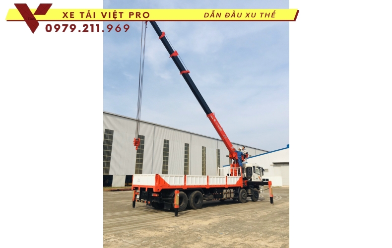 Xe tải Dongfeng 4 chân gắn cẩu Atom 12 tấn