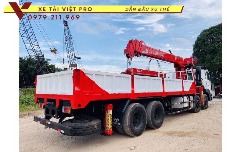 Xe tải Dongfeng 4 chân gắn cẩu Atom 12 tấn