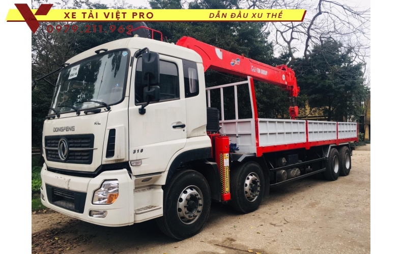 Xe tải Dongfeng 4 chân gắn cẩu Atom 12 tấn