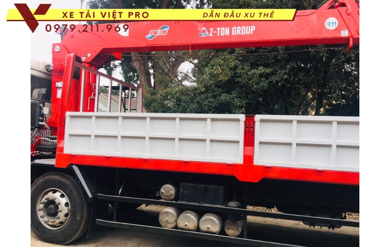 Xe tải Dongfeng 4 chân gắn cẩu Atom 12 tấn