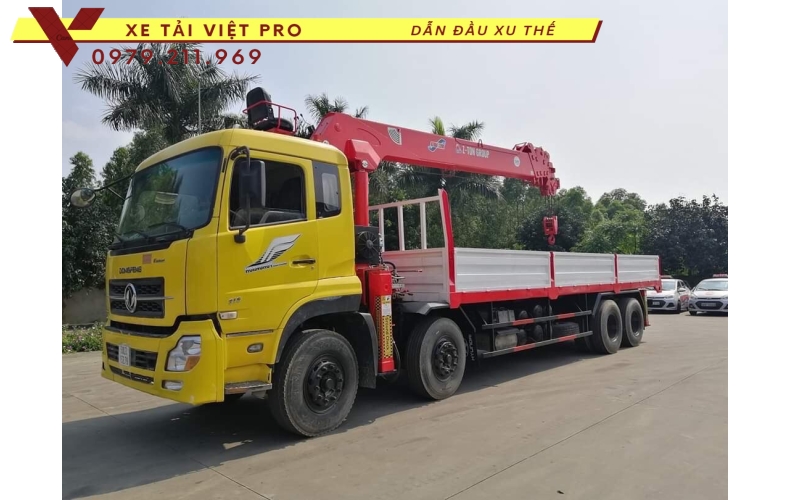 Xe tải Dongfeng 4 chân gắn cẩu Atom 12 tấn