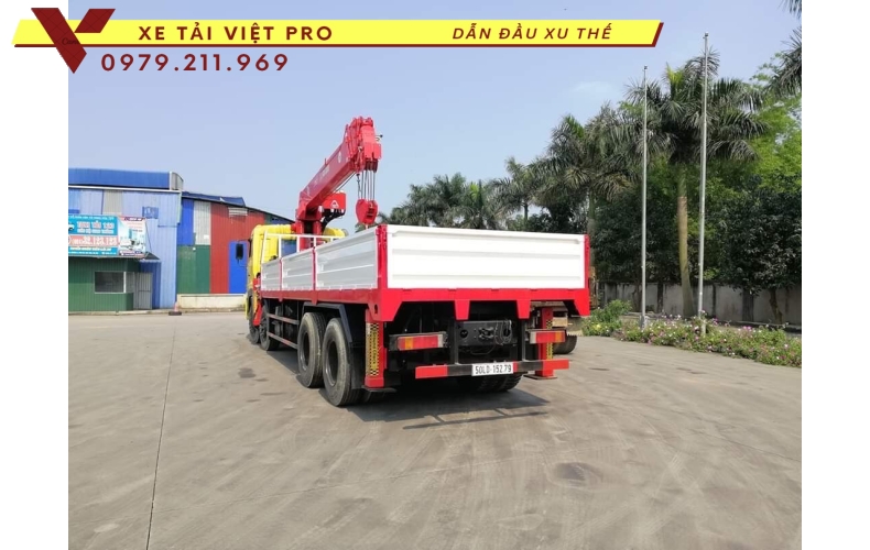 Xe tải Dongfeng 4 chân gắn cẩu Atom 12 tấn