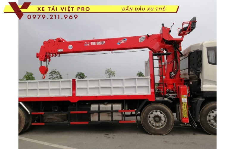 Xe tải Dongfeng 4 chân gắn cẩu Atom 12 tấn