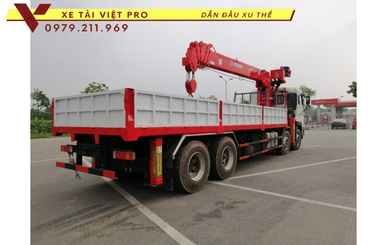 Xe tải Dongfeng 4 chân gắn cẩu Atom 12 tấn