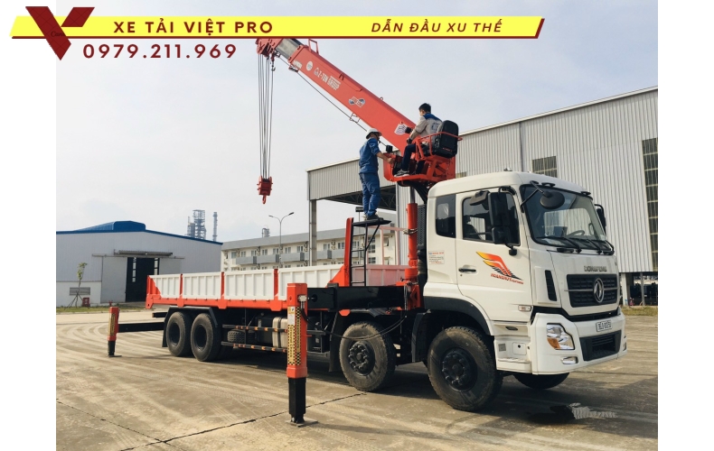 Xe tải Dongfeng 4 chân gắn cẩu Atom 12 tấn