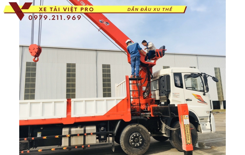 Xe tải Dongfeng 4 chân gắn cẩu Atom 12 tấn