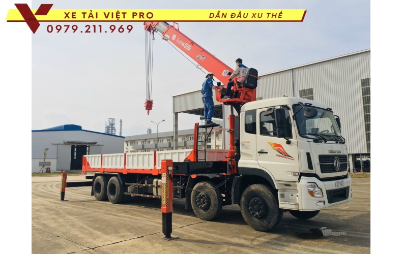 Xe tải Dongfeng 4 chân gắn cẩu Atom 12 tấn