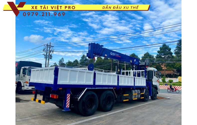Xe tải Dongfeng 4 chân gắn cẩu Dongyang 15 tấn