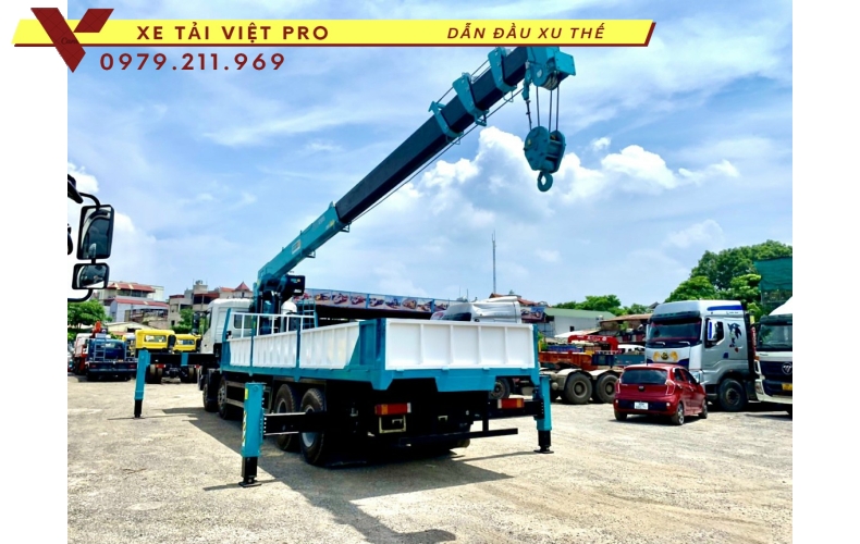 Xe tải Dongfeng 4 chân gắn cẩu 15 tấn