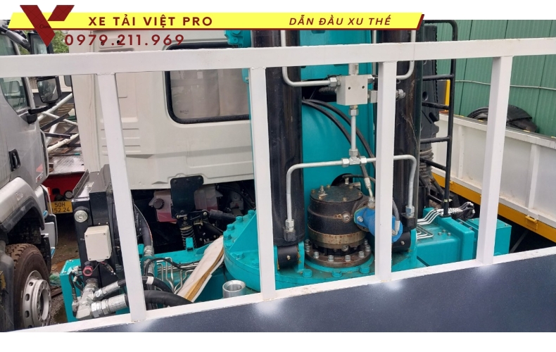 Xe tải Dongfeng 4 chân gắn cẩu 15 tấn