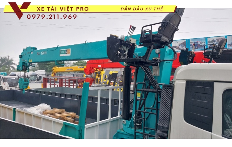 Xe tải Dongfeng 4 chân gắn cẩu 15 tấn