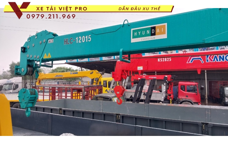 Xe tải Dongfeng 4 chân gắn cẩu 15 tấn
