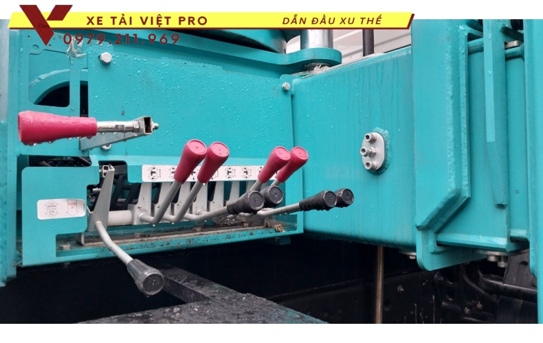 Xe tải Dongfeng 4 chân gắn cẩu 15 tấn