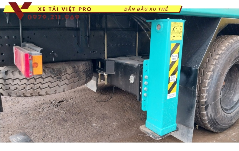 Xe tải Dongfeng 4 chân gắn cẩu 15 tấn