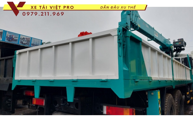 Xe tải Dongfeng 4 chân gắn cẩu 15 tấn