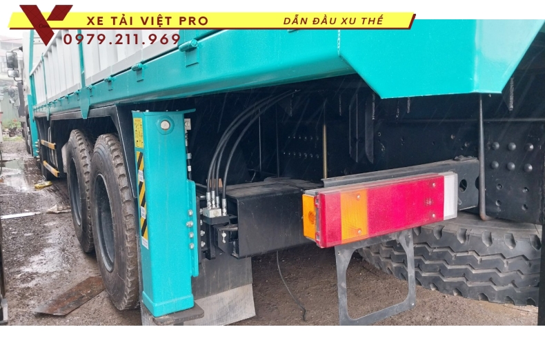 Xe tải Dongfeng 4 chân gắn cẩu 15 tấn