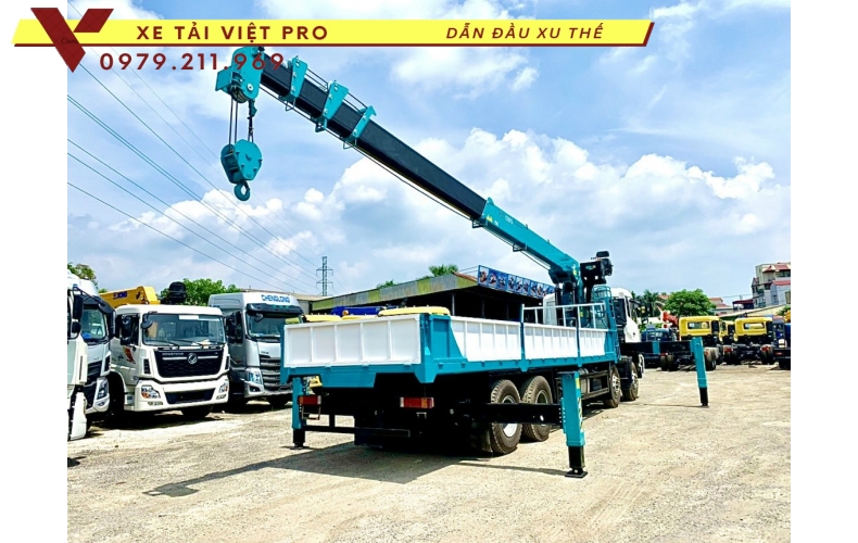 Xe tải Dongfeng 4 chân gắn cẩu 15 tấn