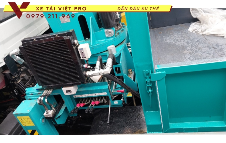 Xe tải Dongfeng 4 chân gắn cẩu 15 tấn