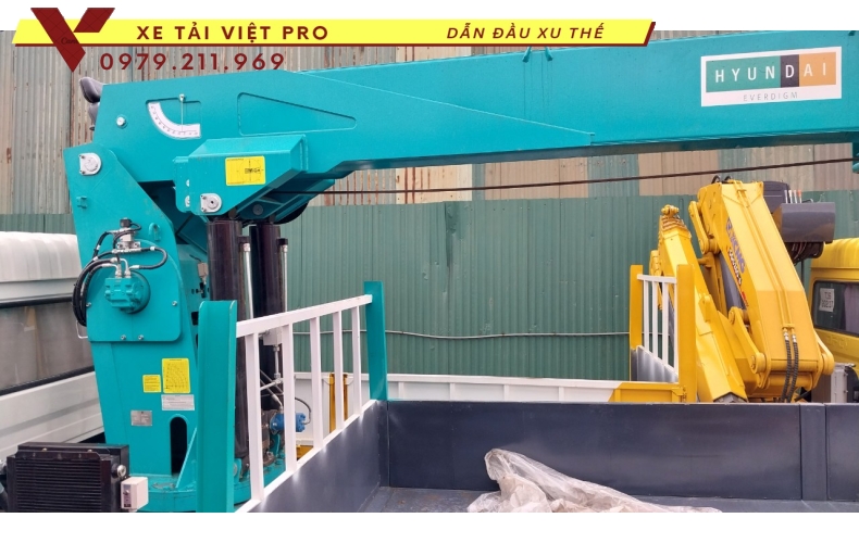 Xe tải Dongfeng 4 chân gắn cẩu 15 tấn