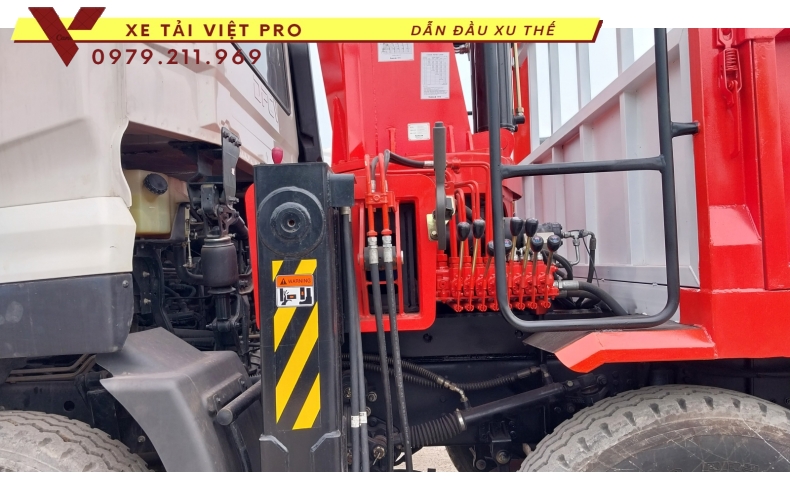 Xe tải DONGFENG 4 chân gắn cẩu KANGLIM 12 tấn