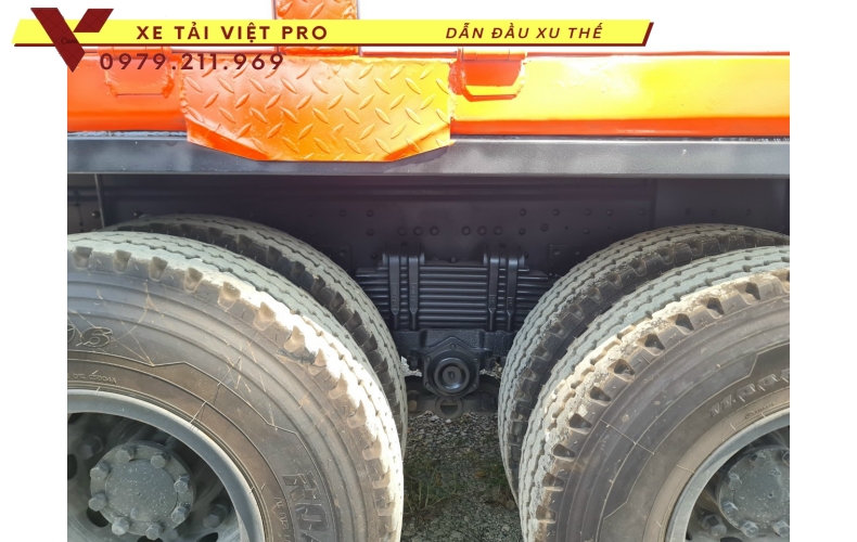 Xe tải Dongfeng 4 chân gắn cẩu Kanglim 15 tấn 6 đốt