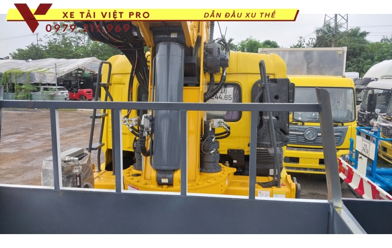 Xe tải Dongfeng 4c gắn cẩu XCMG 16 tấn