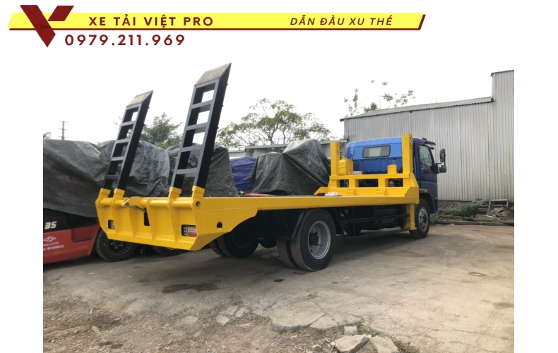 Xe tải Thaco FI170 nâng đầu chở máy công trình có giá bao nhiêu?