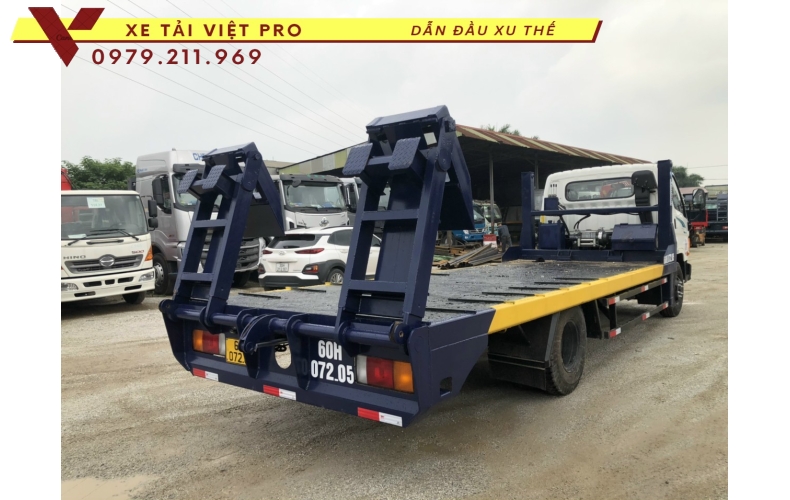 Xe tải Thaco FI170 nâng đầu chở máy công trình có giá bao nhiêu?