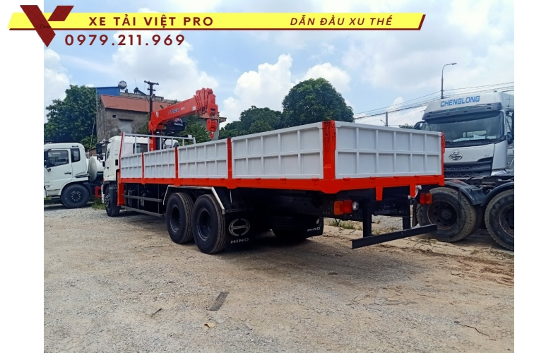 Xe tải Hino FL gắn cẩu Kanglim 5 tấn