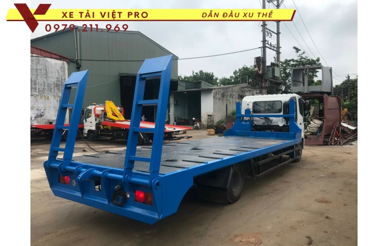 Xe Hino FC 2 chân nâng đầu có giá bao nhiêu?
