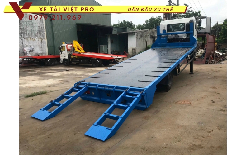 Xe Hino FC 2 chân nâng đầu có giá bao nhiêu?