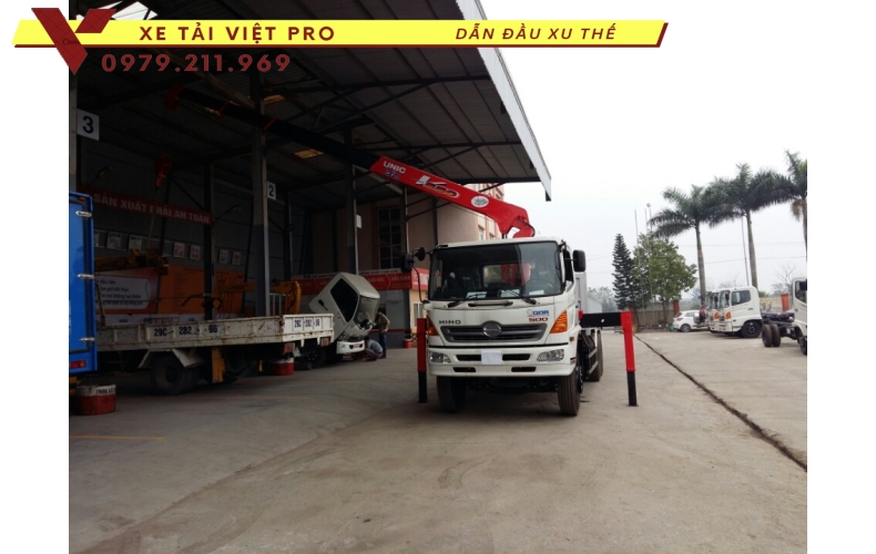 Xe tải Hino gắn cẩu Unic 3 tấn 4 đốt