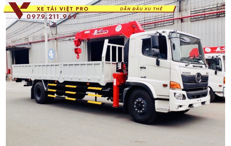 Xe tải Hino FG gắn cẩu Unic 5 tấn