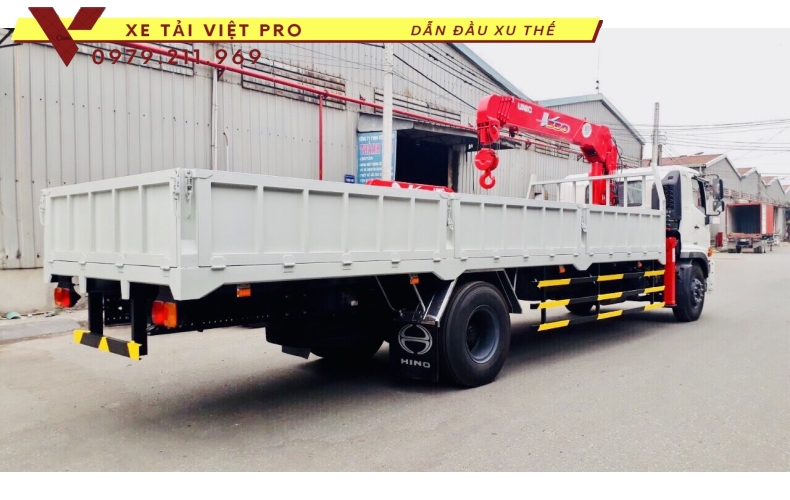 Xe tải Hino FG gắn cẩu Unic 5 tấn