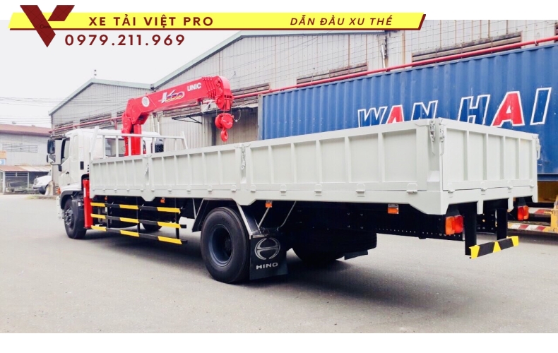 Xe tải Hino FG gắn cẩu Unic 5 tấn