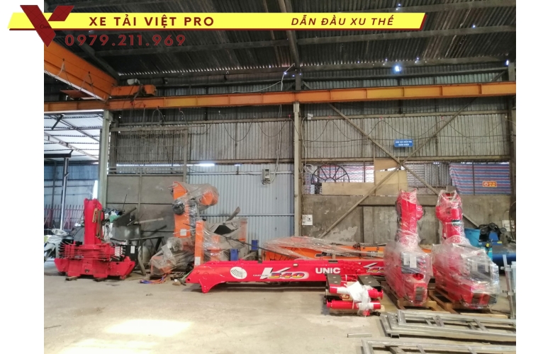Xe tải Hino FL gắn cẩu Unic 3 tấn