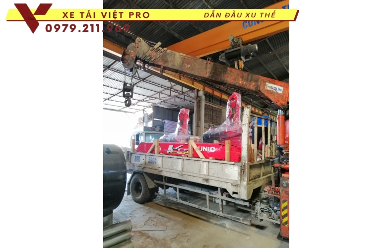 Xe tải Hino FL gắn cẩu Unic 3 tấn
