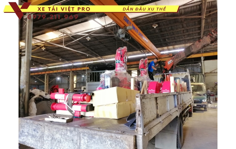 Xe tải Hino FL gắn cẩu Unic 3 tấn