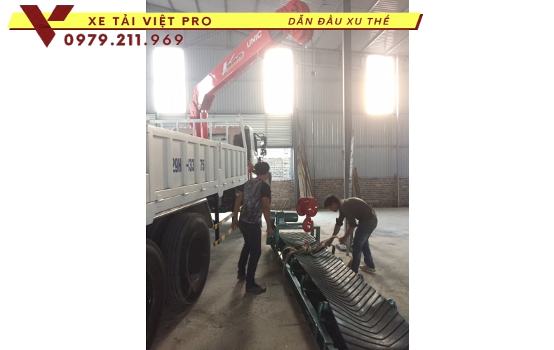 Xe tải Hino FL gắn cẩu Unic 3 tấn