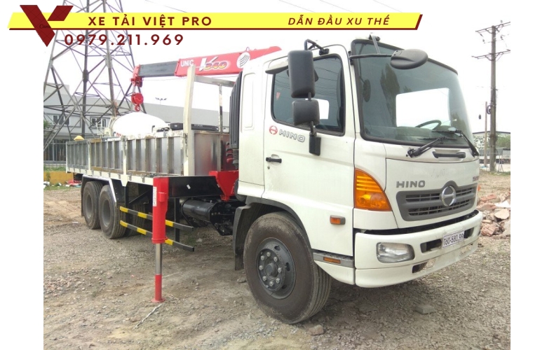 Xe tải Hino FL gắn cẩu Unic 3 tấn
