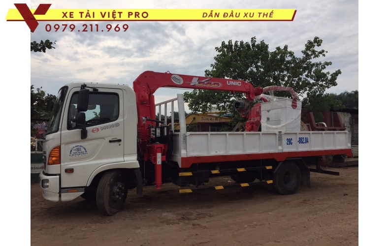 Xe tải Hino FL gắn cẩu Unic 3 tấn
