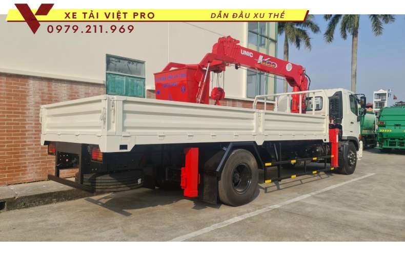 Xe tải Hino FC gắn cẩu Unic 3 tấn