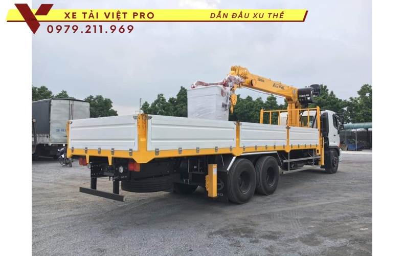 Xe tải Hino 3 chân gắn cẩu Soosan 7 tấn